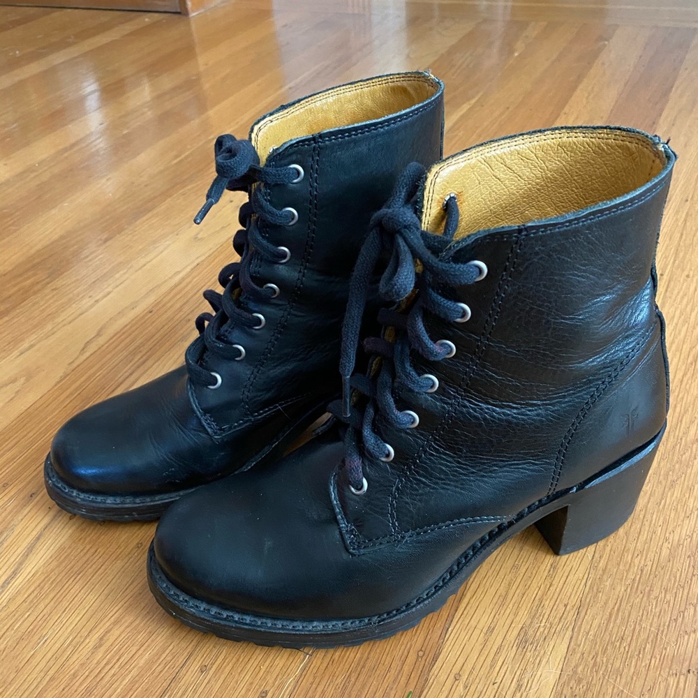 Frye Sabrina lace up boots black size 8